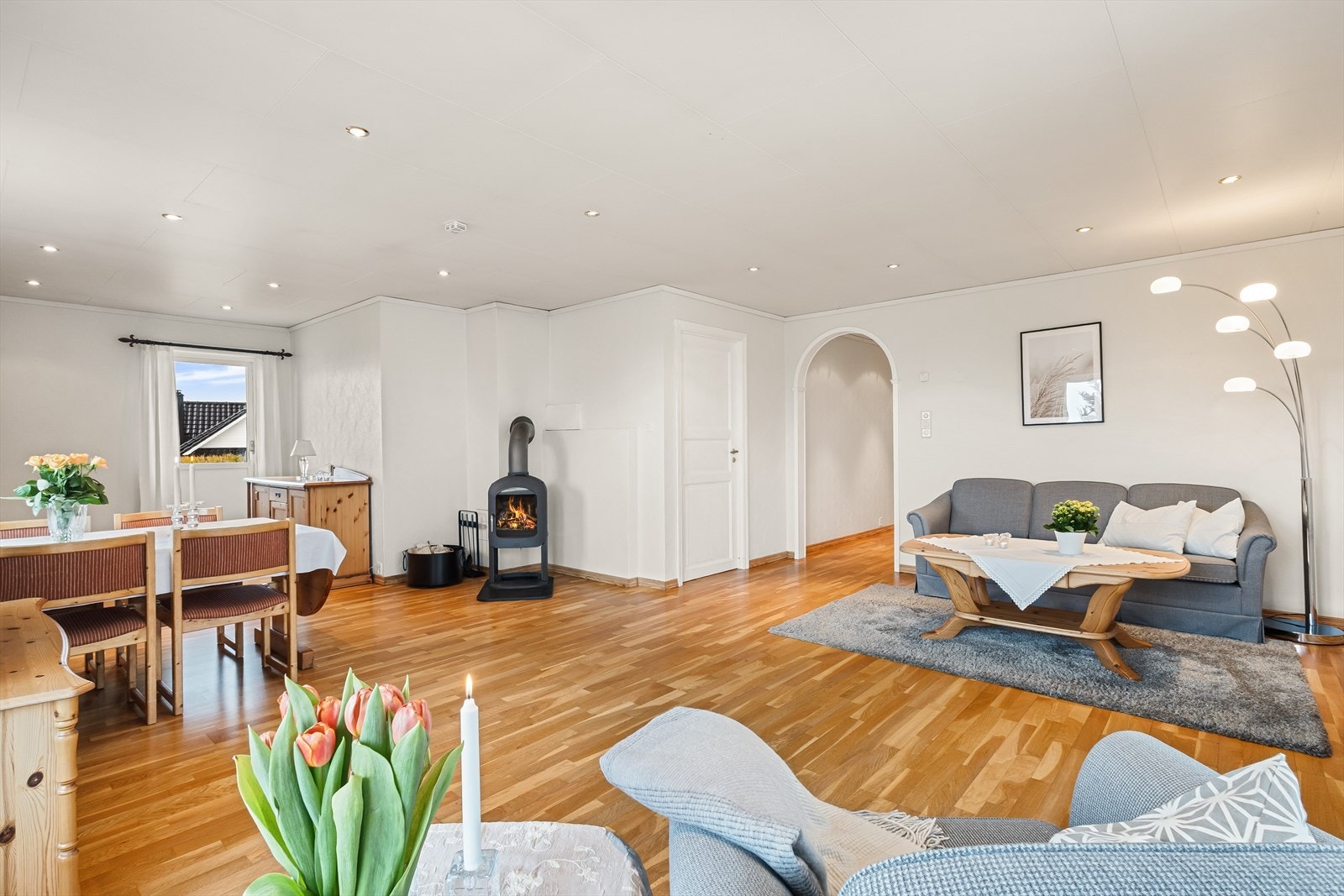 Her er det parkett på gulv og spotter i tak. Galleribilde