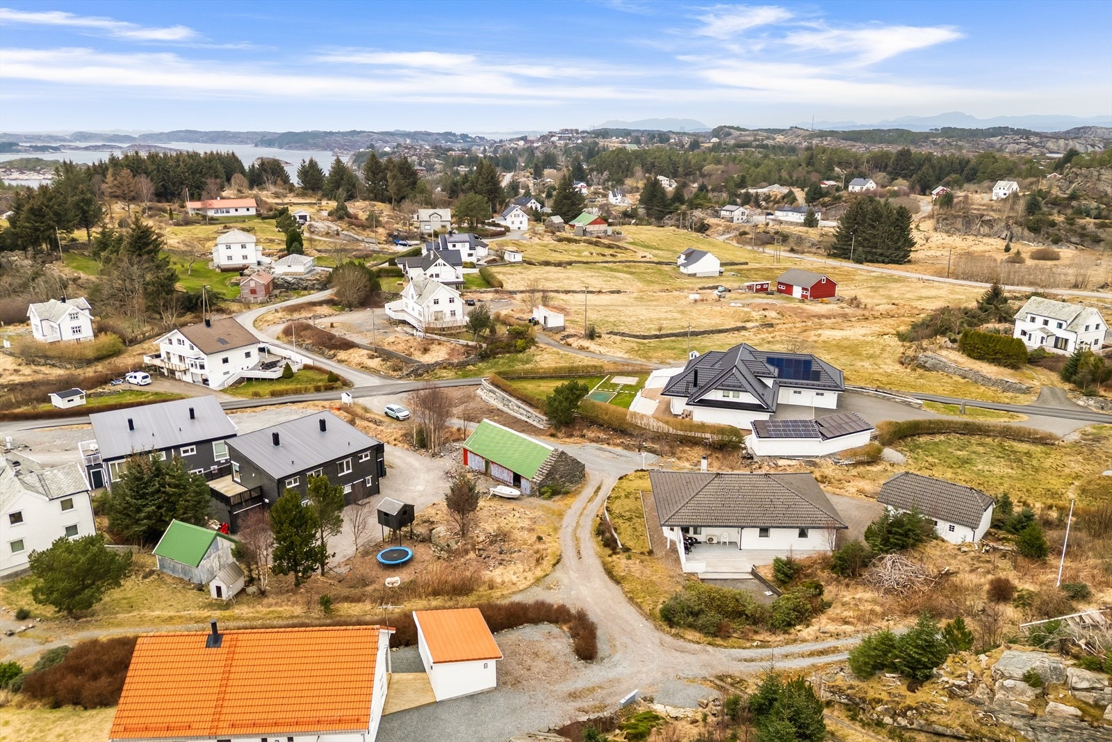 For barnefamilier er beliggenheten svært praktisk, med Landro barneskole kun ca. 800 meter unna. Videre er det enkel tilgang til flere skoler og barnehager på Ågotnes, som ligger en kort kjøretur unna. Galleribilde