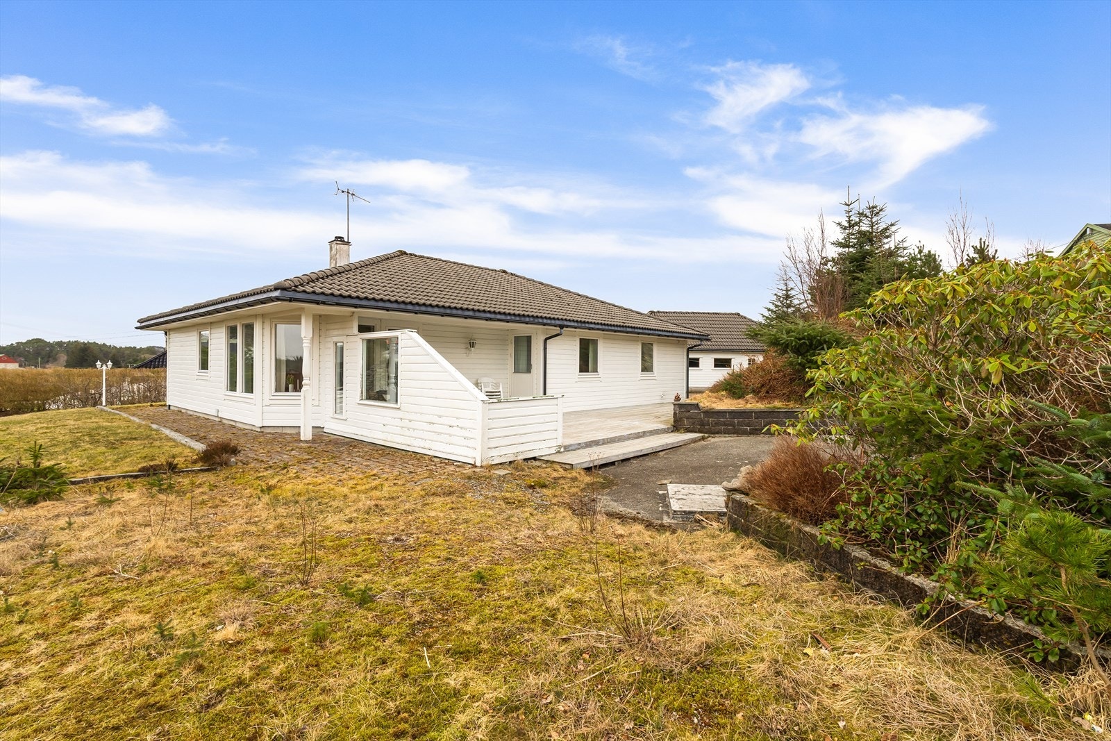 Tomten er opparbeidet med flere uteområder, men også en del naturtomt. Galleribilde