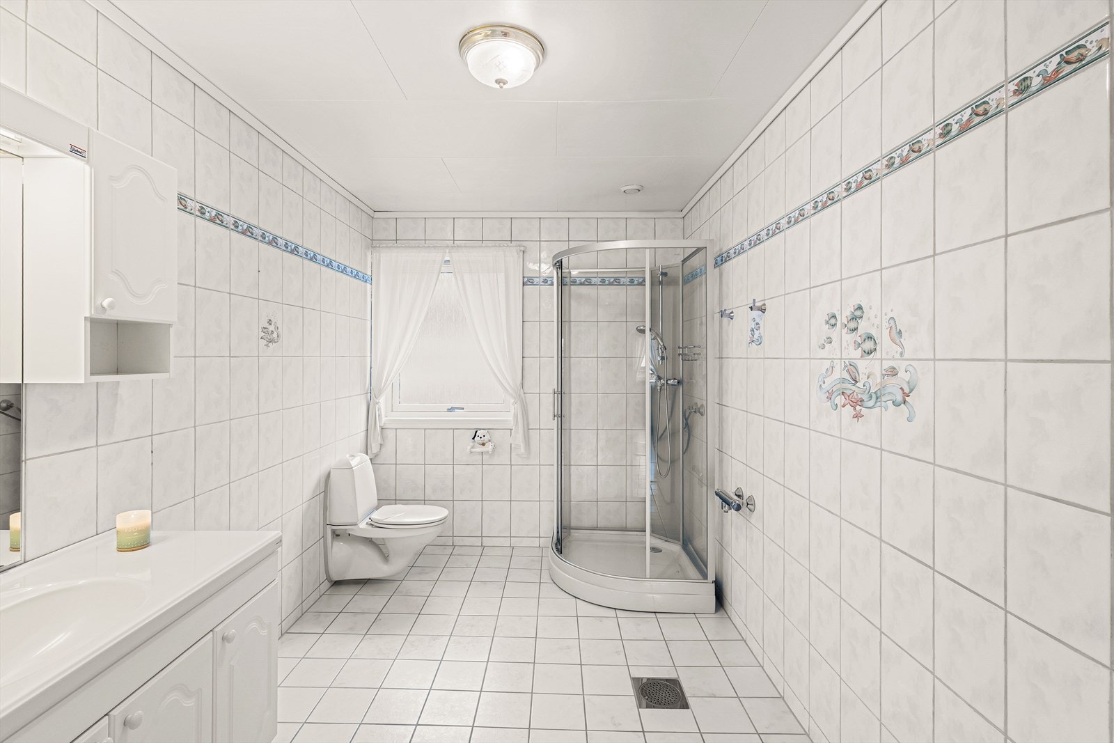 Baderommet er helfliset og har varmekabler på gulv. Galleribilde