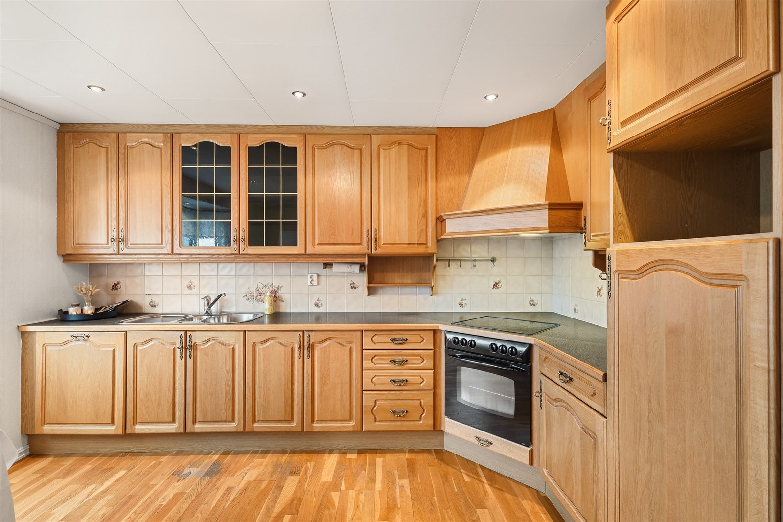 Hvitevarer som står på kjøkken medfølger med unntak av løse småapparater. Galleribilde