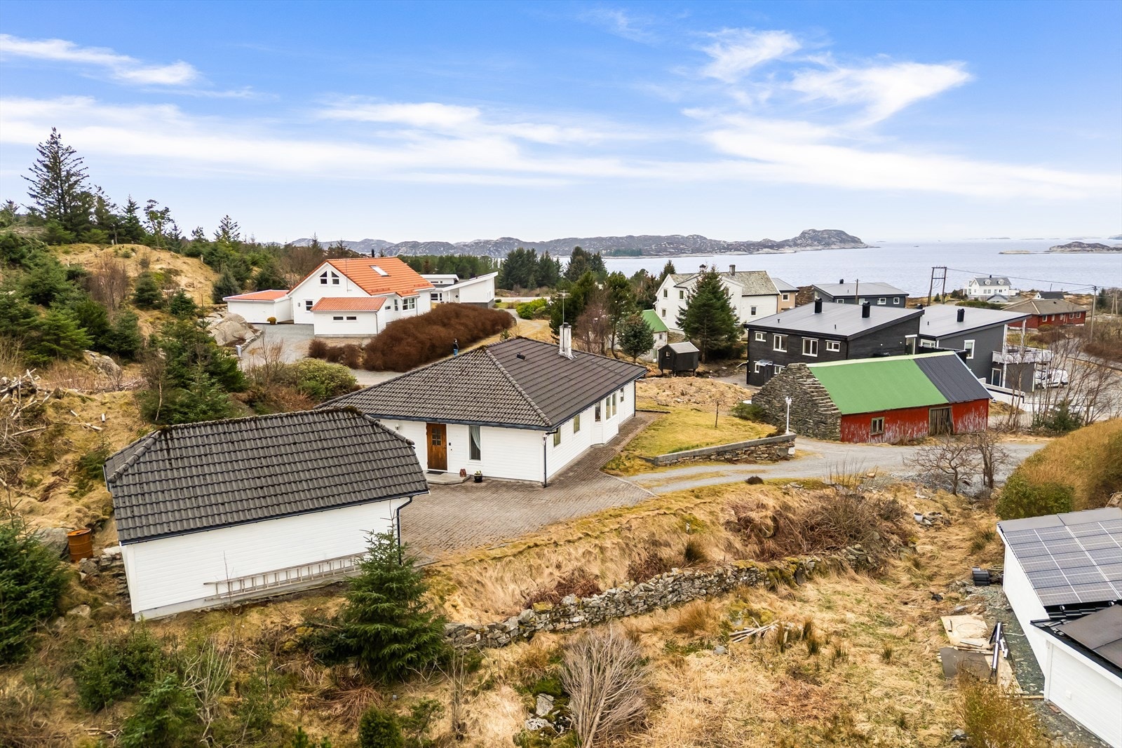 Eiendommen har en attraktiv beliggenhet i et veletablert og barnevennlig boligområde på Landro, kjent for sine rolige omgivelser og flotte natur. Galleribilde