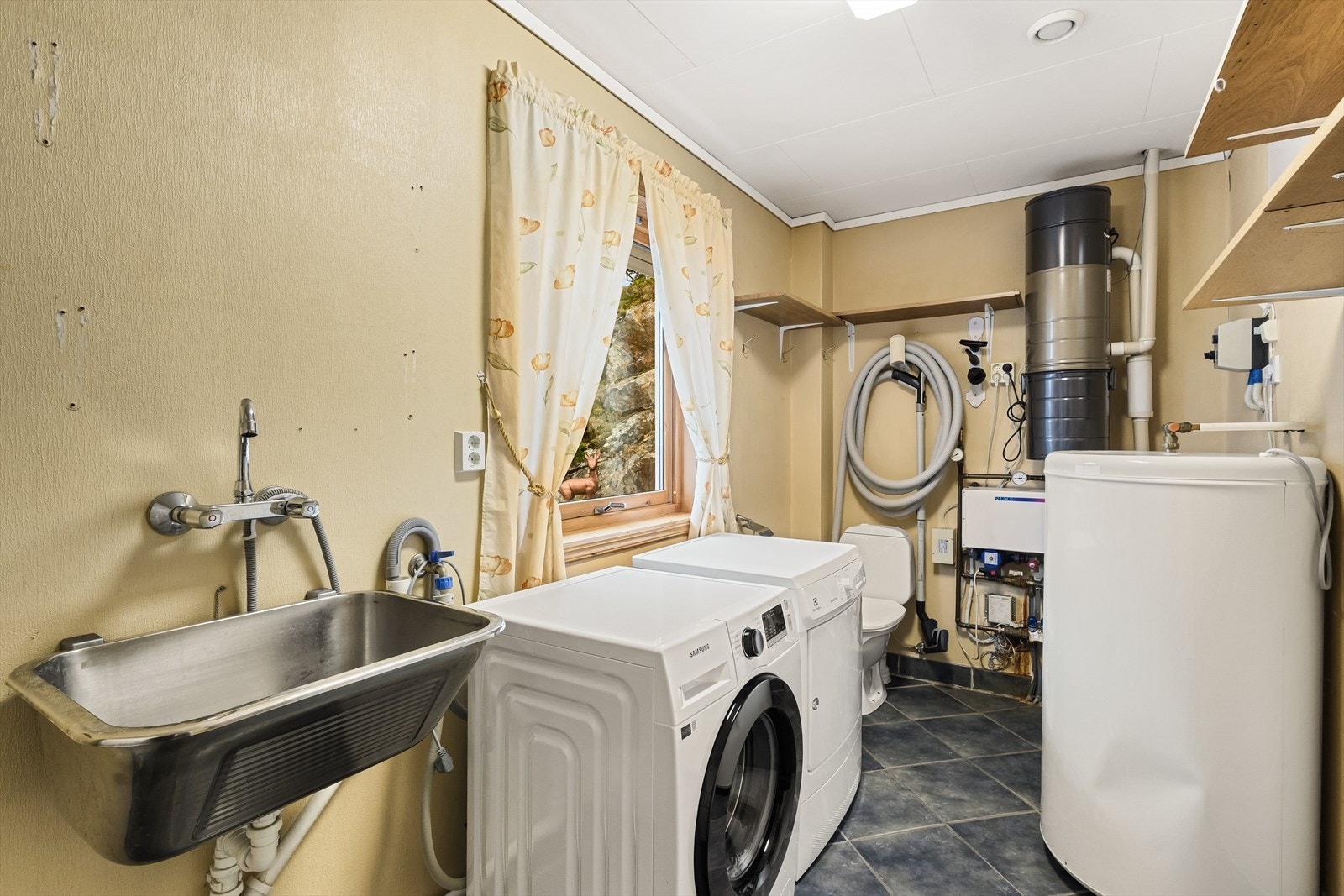 Praktisk vaskerom i boligen ved entréen i boligen. Galleribilde