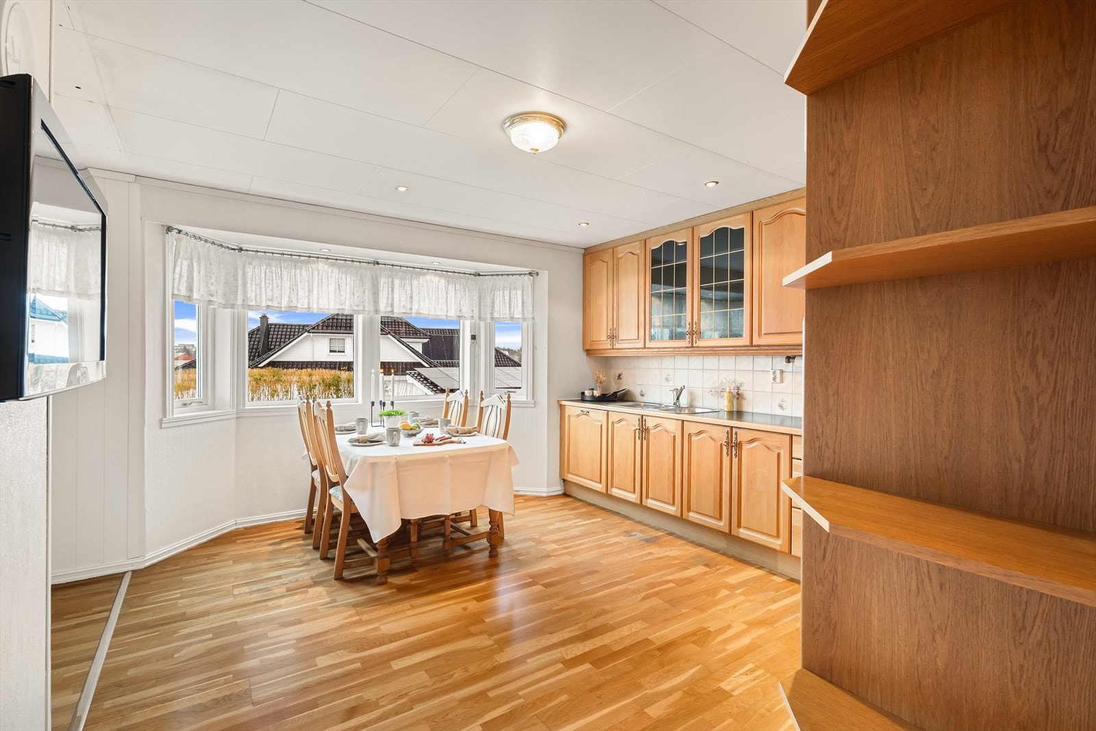 Kjøkkenet er av god størrelse og har innredning med profilerte eieke fronter og laminat benkeplate. Galleribilde