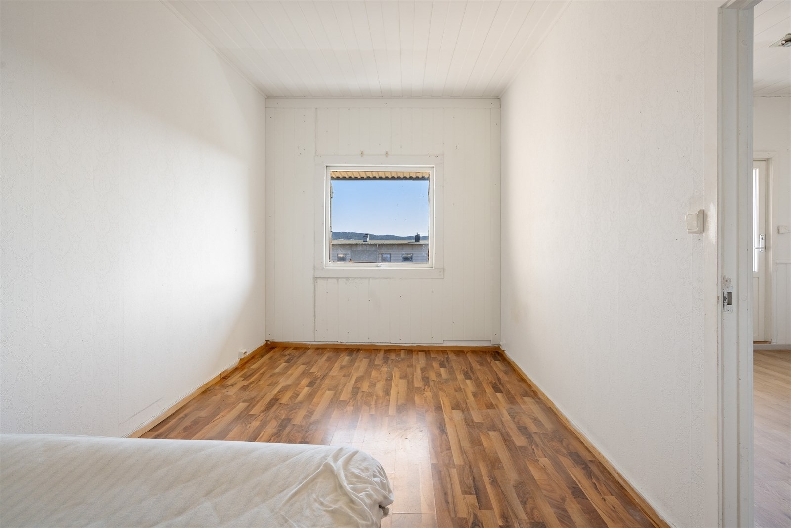 Stort soverom med utsikt mot bakgården. Galleribilde