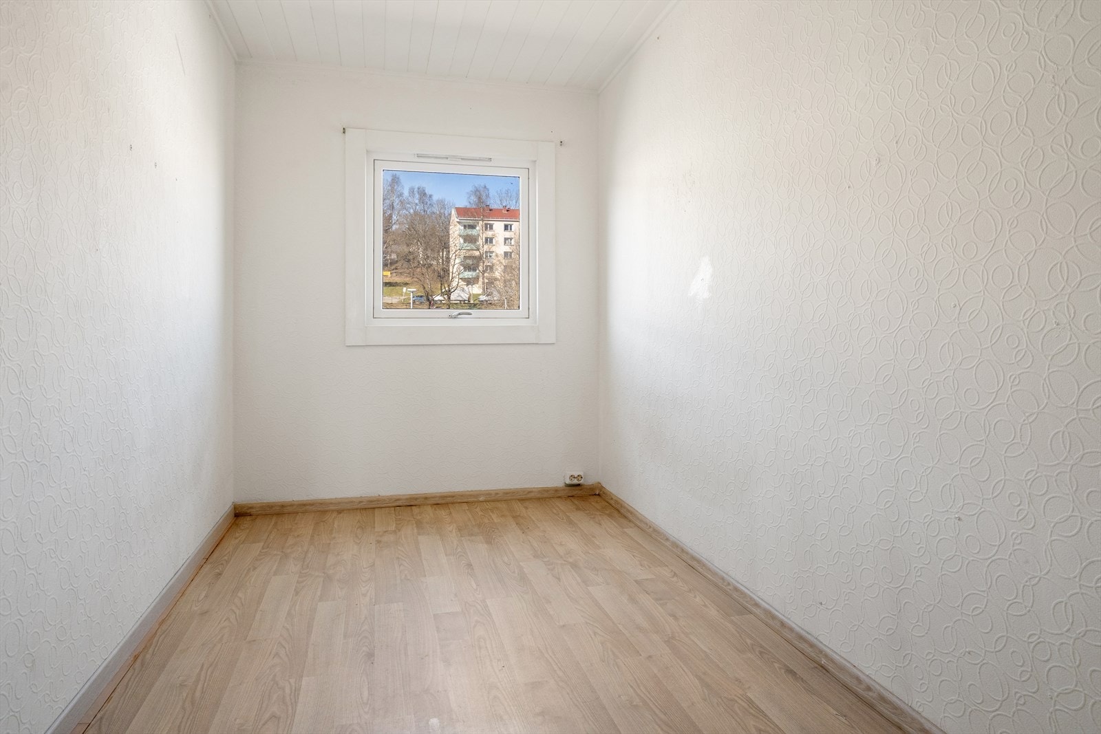 Lyst soverom med laminat og malte overflater. Galleribilde