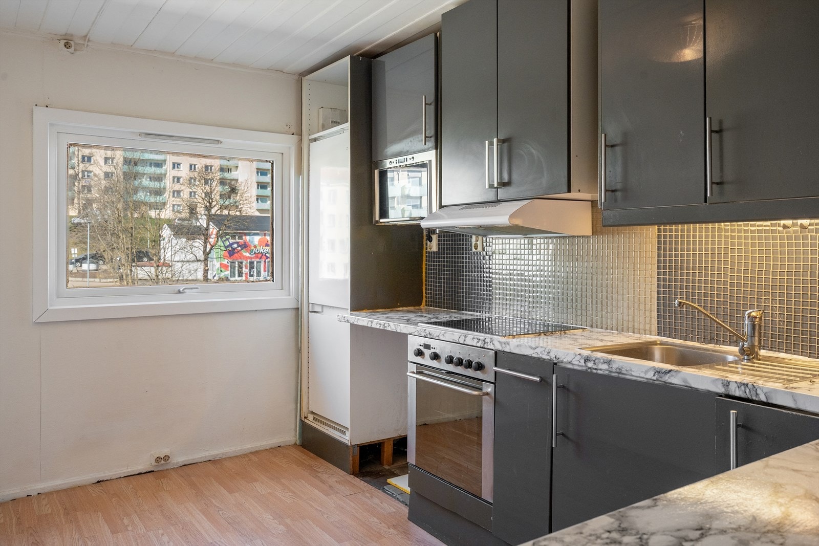 Kjøkken med integrerte hvitvarer. Galleribilde