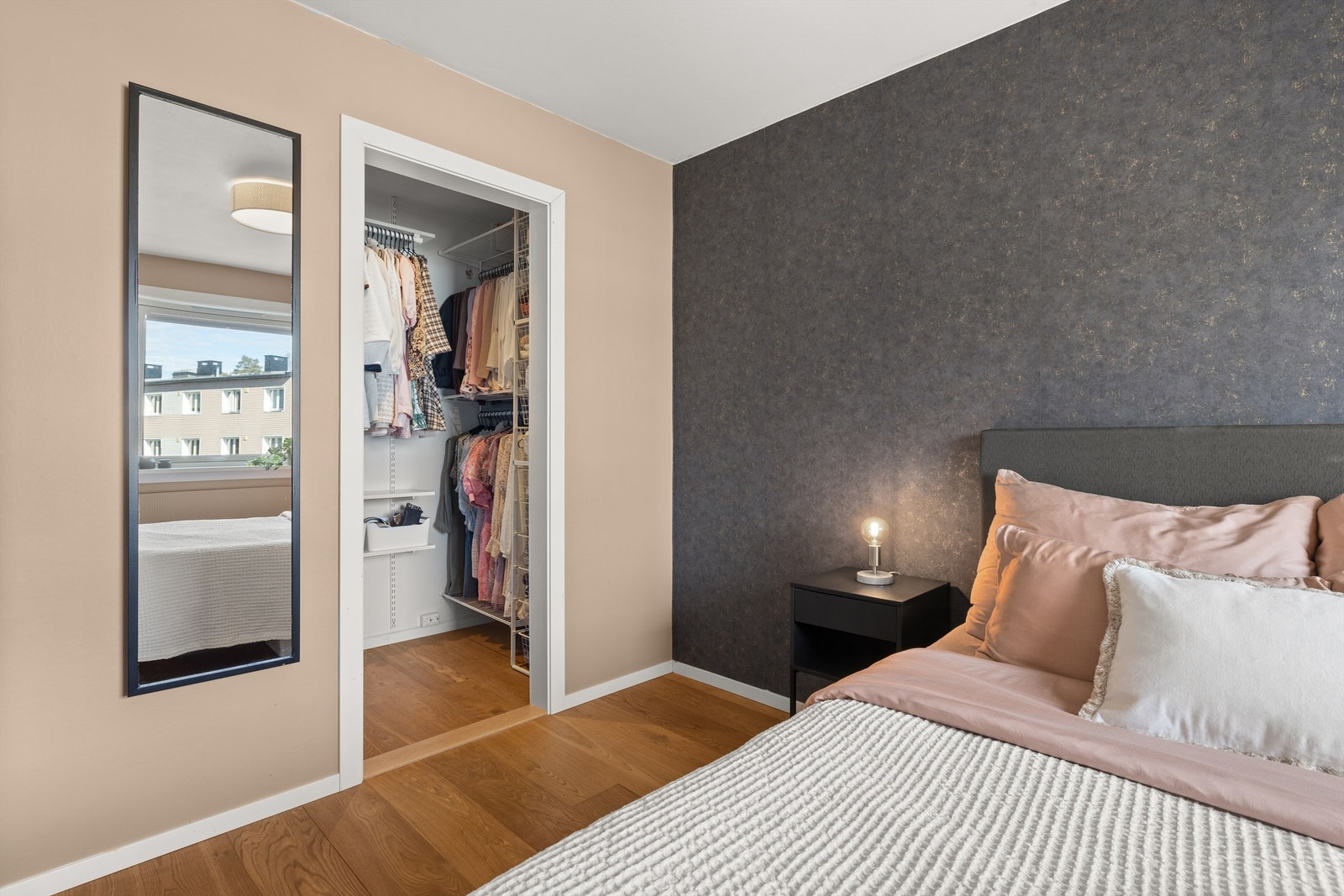 Direkte adkomst til wlk-in closet fra hovedsoverommet. Galleribilde