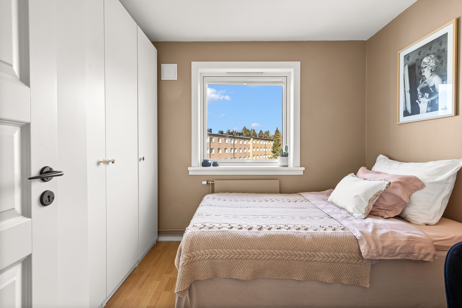 Soverom 2 utstyrt med flere garderobeskap. Galleribilde