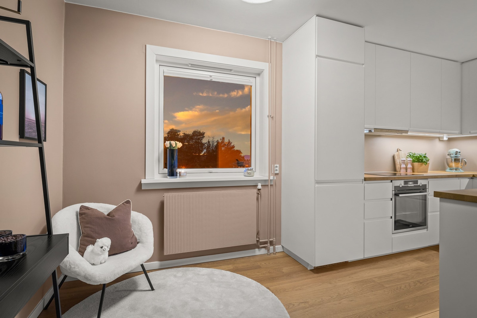 Et tidsriktig og moderne kjøkken oppusset i 2016, som kombinerer funksjonalitet med estetikk. Kjøkkenet er effektivt innredet med behagelige farger og tidløs design, og har rikelig med plass for de mest aktive hobbykokker. Galleribilde