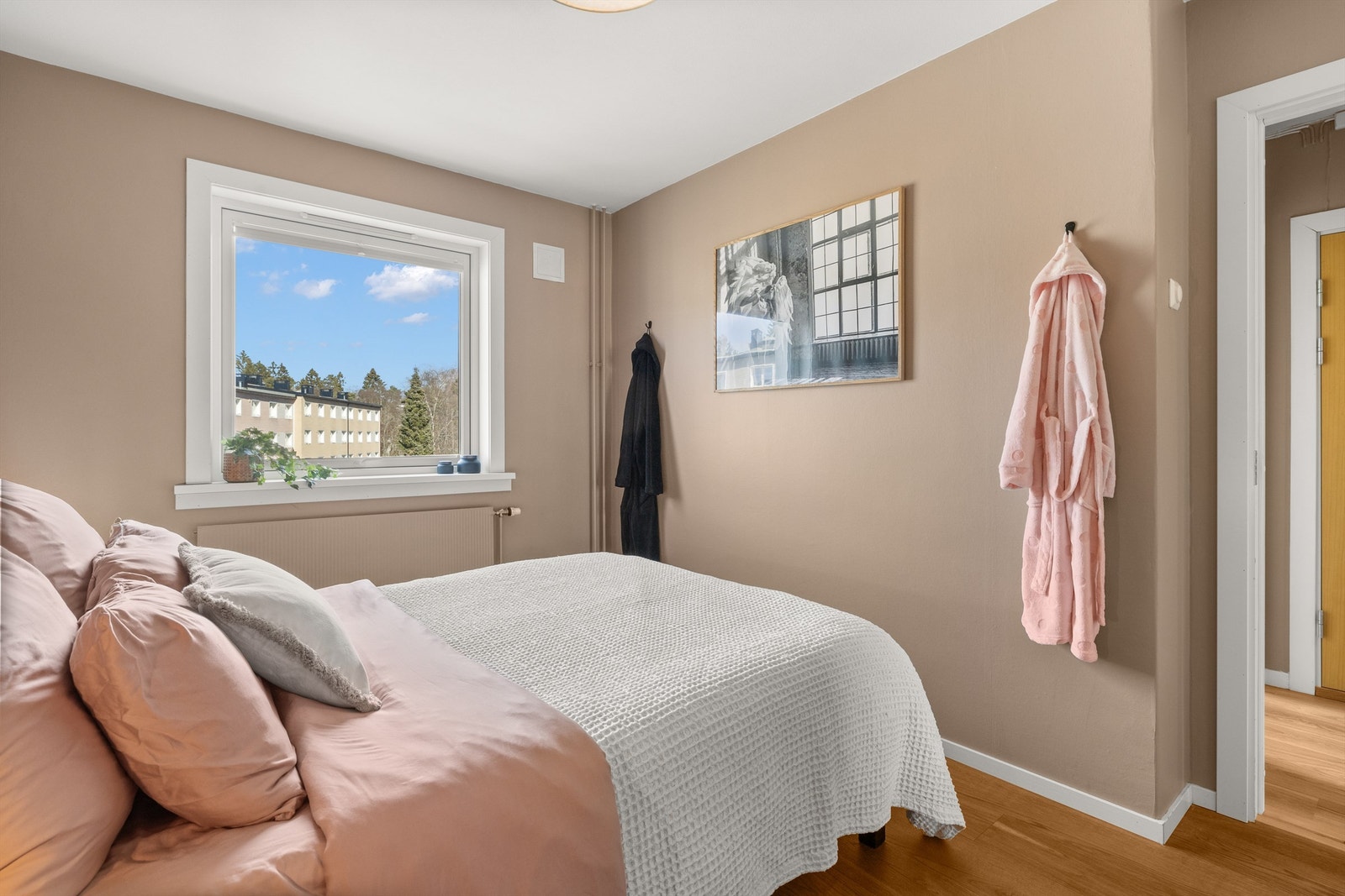 Hovedsoverommet med direkte adkomst til walk-in closet. Galleribilde