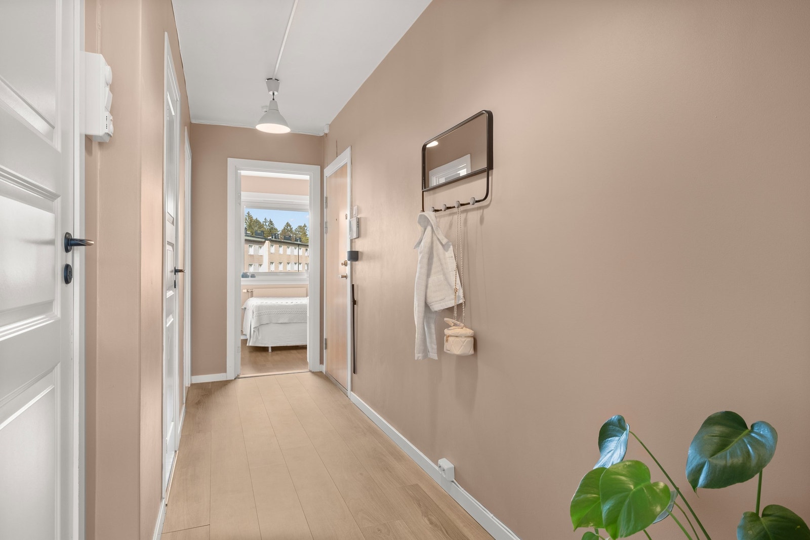 Stor og innbydende gang med direkte adkomst til tilliggende kott/walk-in closet, baderommet, samt begge soverommene. Galleribilde