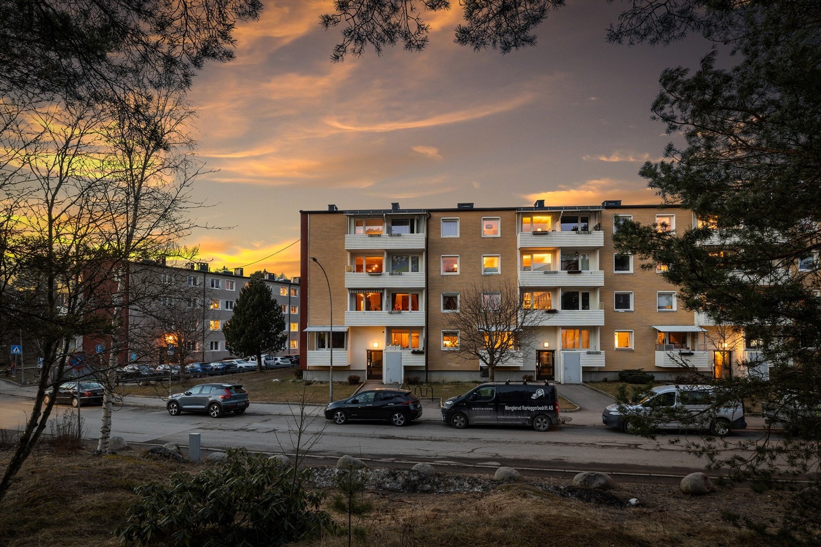 Fasade. Leiligheten har en meget sentral beliggenhet med gangavstand til alle nødvendige fasiliteter som offentlig kommunikasjon, turområder, matbutikker (inkludert søndagsåpen Bunnpris), skole, et rikt fritidstilbud og diverse servicetilbud. Galleribilde