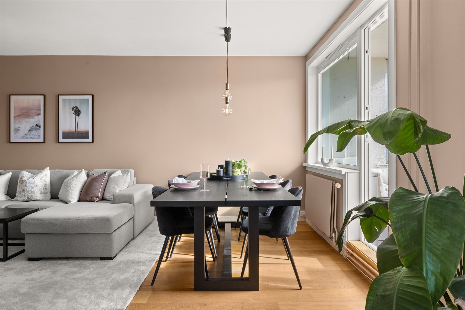 Den åpne løsningen, fargevalg og de store vindusflatene i to himmelretninger understreker det luftige og åpne i dette store rommet, og skaper et rom med høy trivselsfaktor. Galleribilde