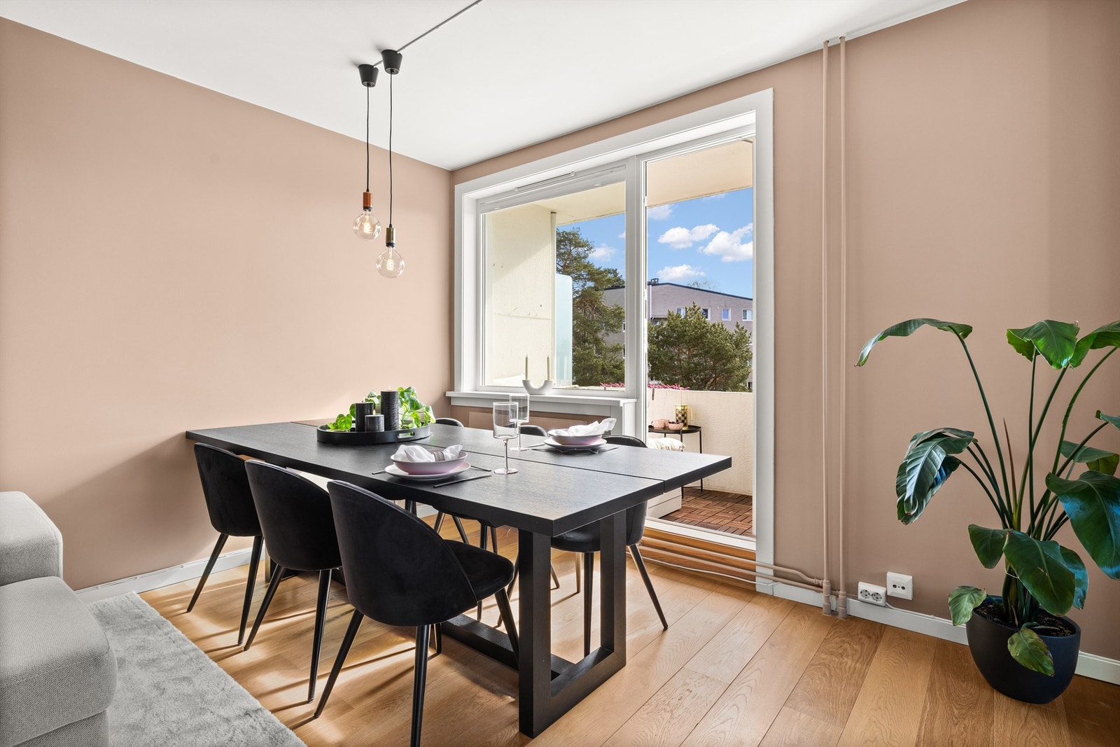 Her er det rikelig med plass til å dekke til et skikkelig langbord ved større begivenheter. Galleribilde