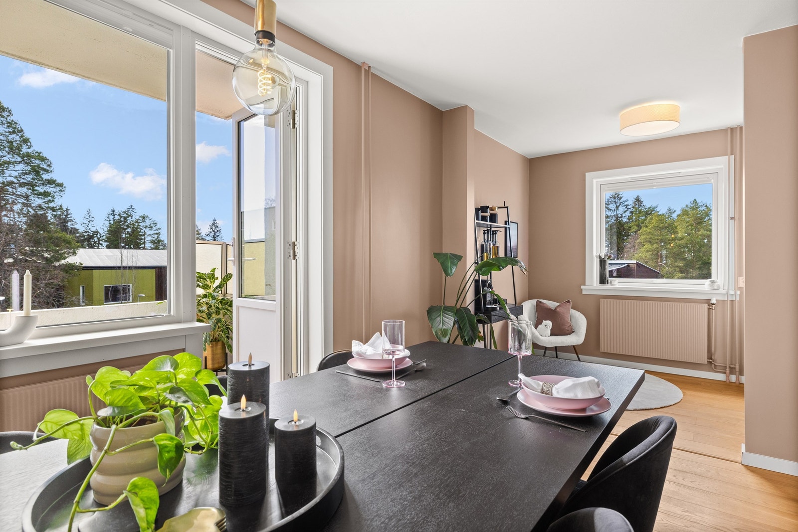 De store vindusflatene mot syd og vest sørger for at rommet bades i naturlig lys. Galleribilde