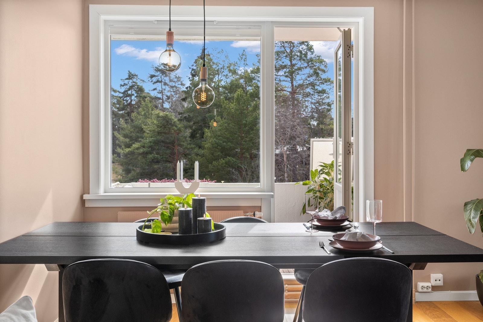 Store vinduer ut mot balkongen. Galleribilde