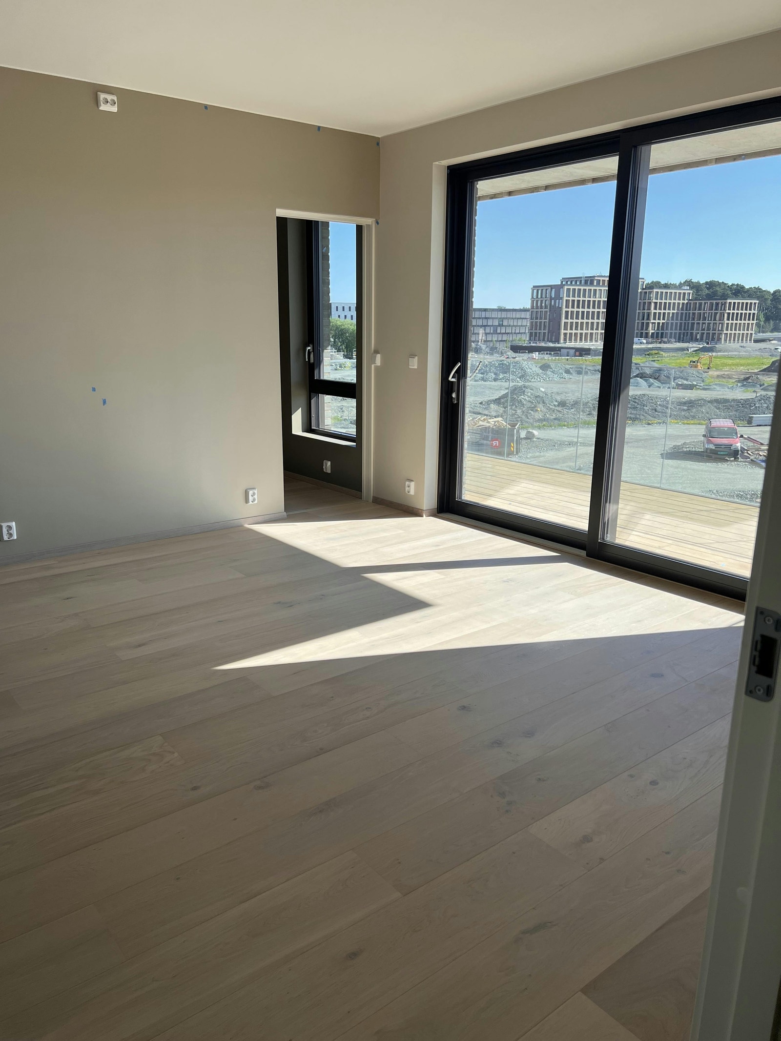 Leiligheten har en romslig planløsning på 40kvm og ligger også sentralt til i et nyetablert og attraktivt boområde. Galleribilde