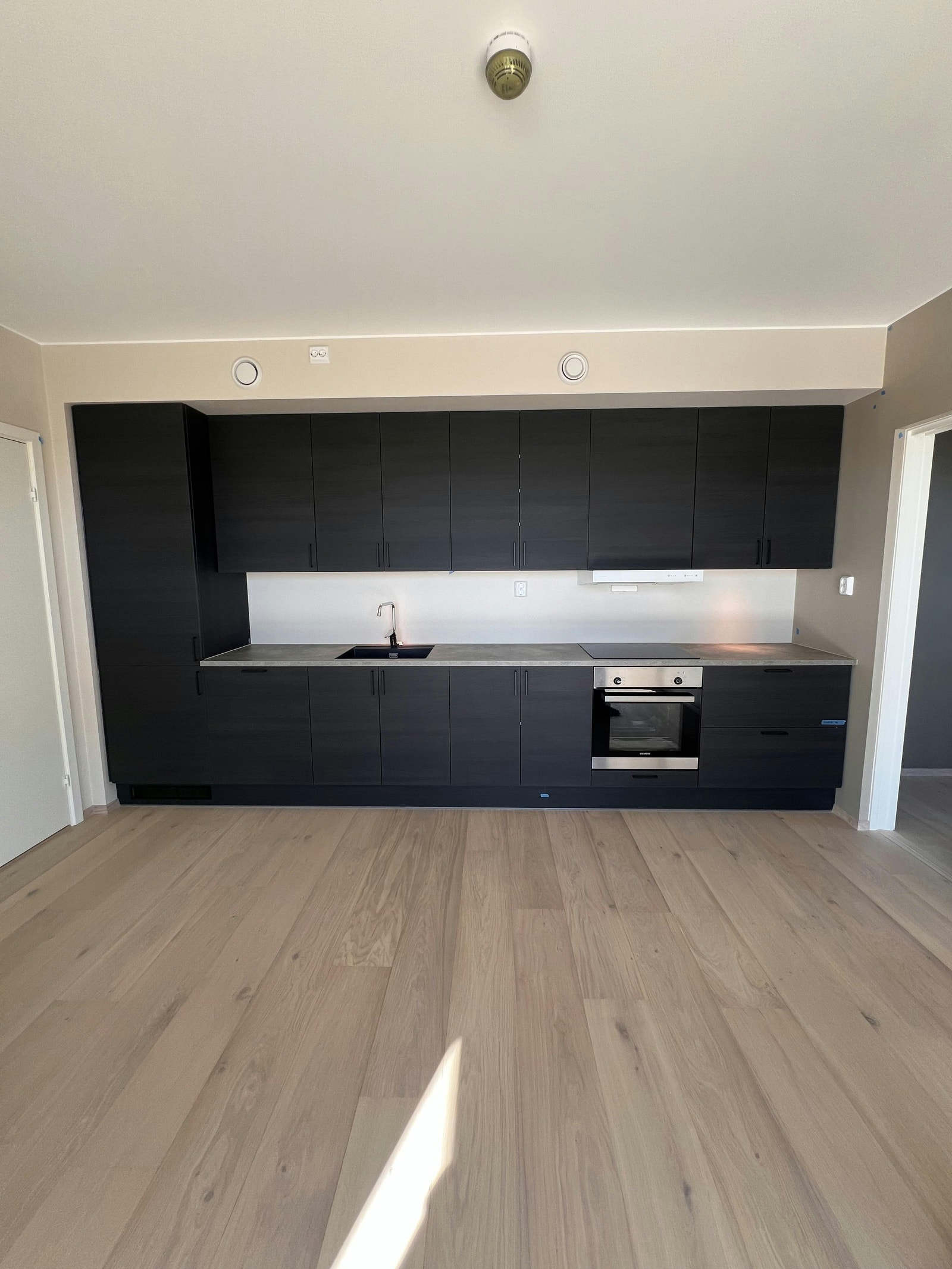 Stort kjøkken med god skapplass og integrerte hvitevarer. Galleribilde