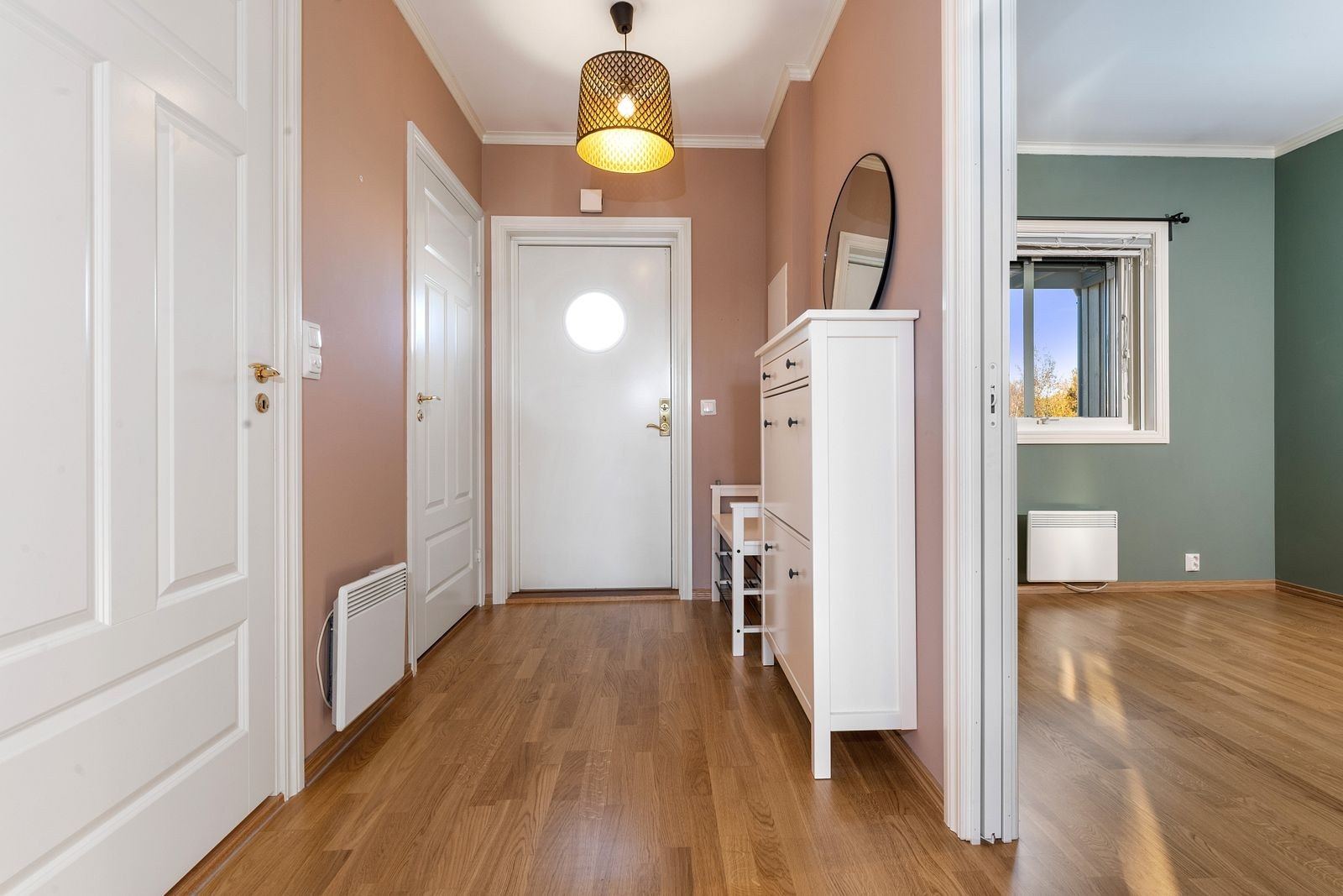 Velkommen inn! Gang med inngang til bod Galleribilde