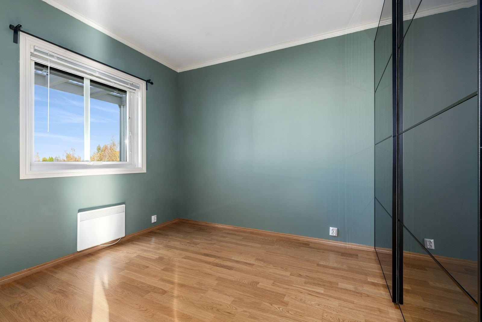 Lunt soverom med skyvedørsgarderobe Galleribilde