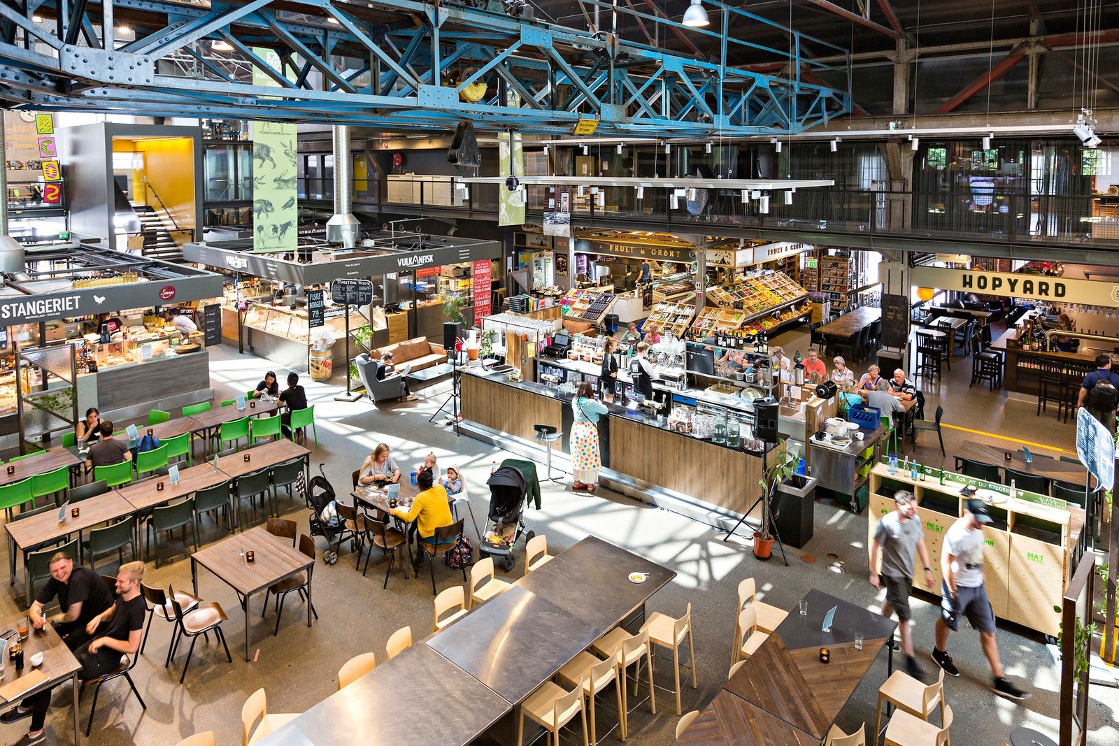 Mathallen er kun 2-3 minutter unna. Sett deg ned og spis noe godt, eller ta med deg noen delikatesser hjem. Galleribilde