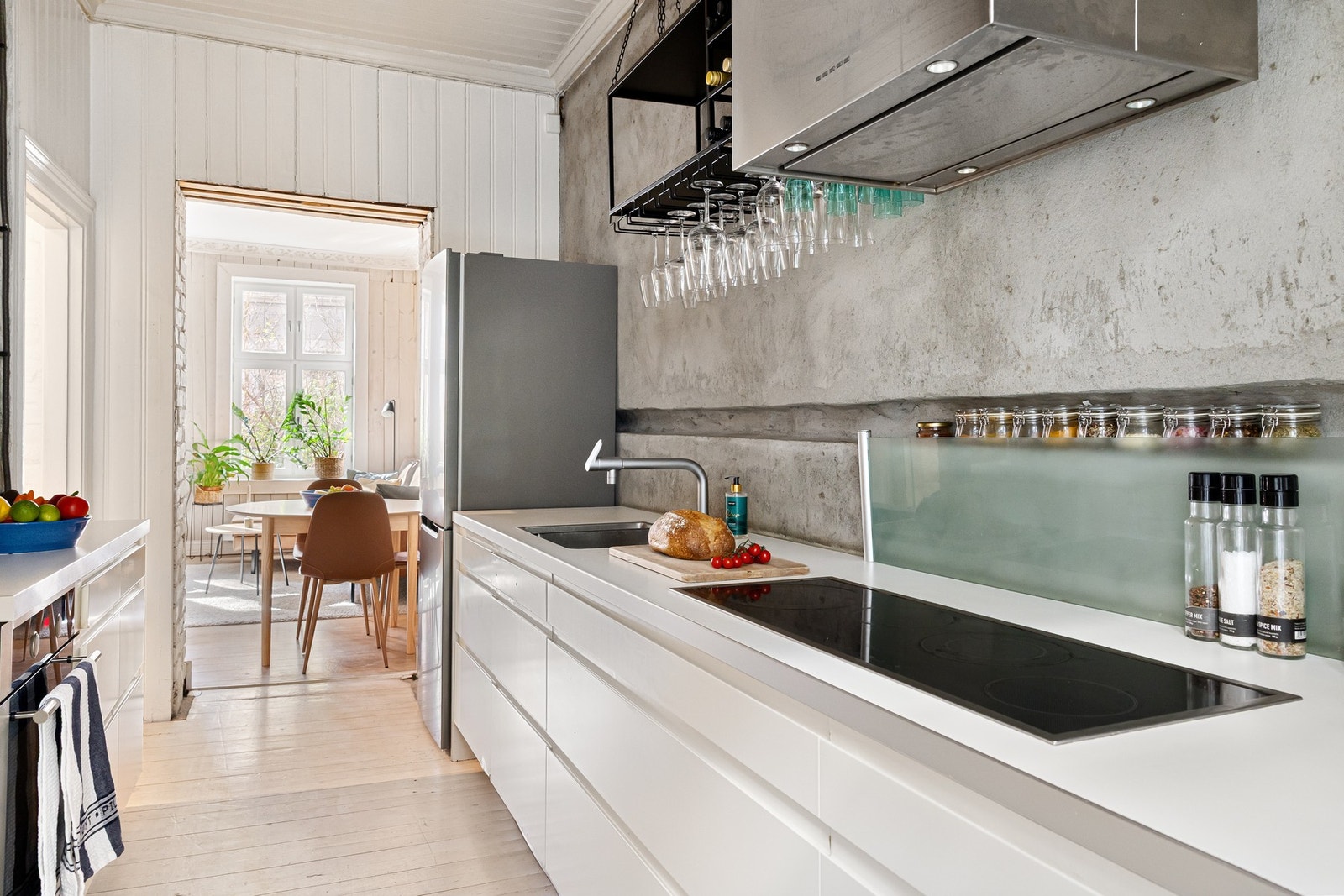 Deilig kjøkken med masse plass til god matlagning. Egen varmtvannsbereder til kjøkkenet gir lynraskt v.vann når du trenger det. Galleribilde