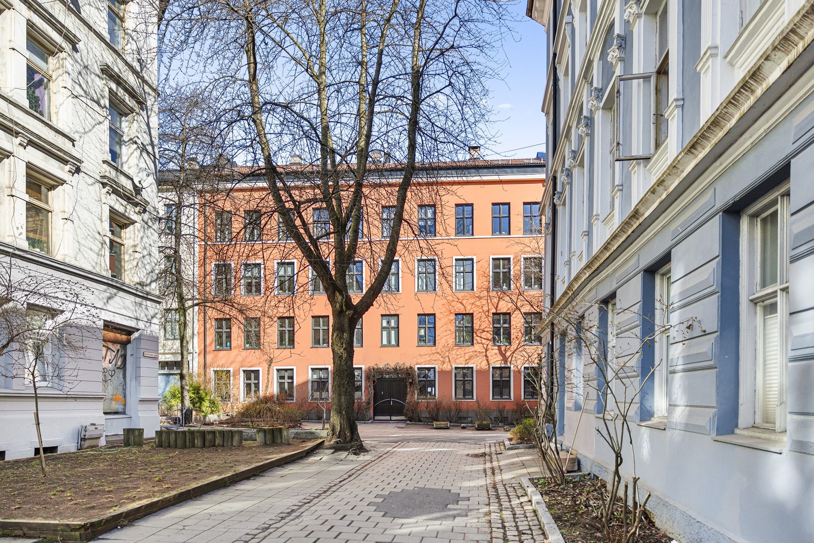 Godt skjermet fra byens lyder med pent beplantede soner i gatetunet rett utenfor. Galleribilde