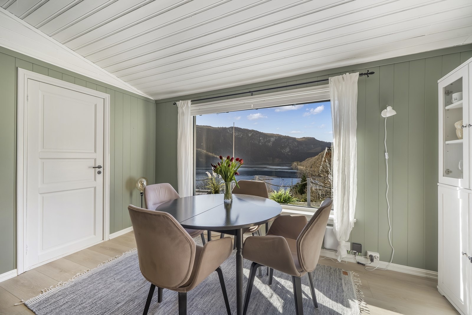Store vindusflater som gir mye naturlig lys og utsikten kommer flott frem. Galleribilde