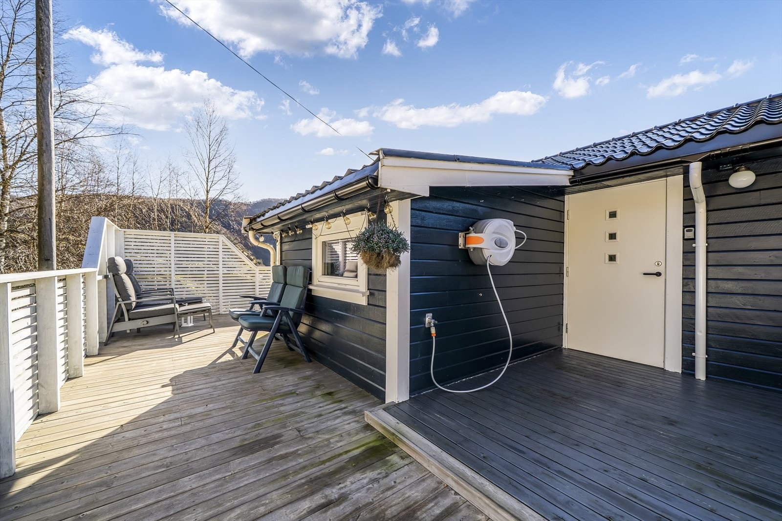 Trivelig plass på baksiden av hytta. Galleribilde
