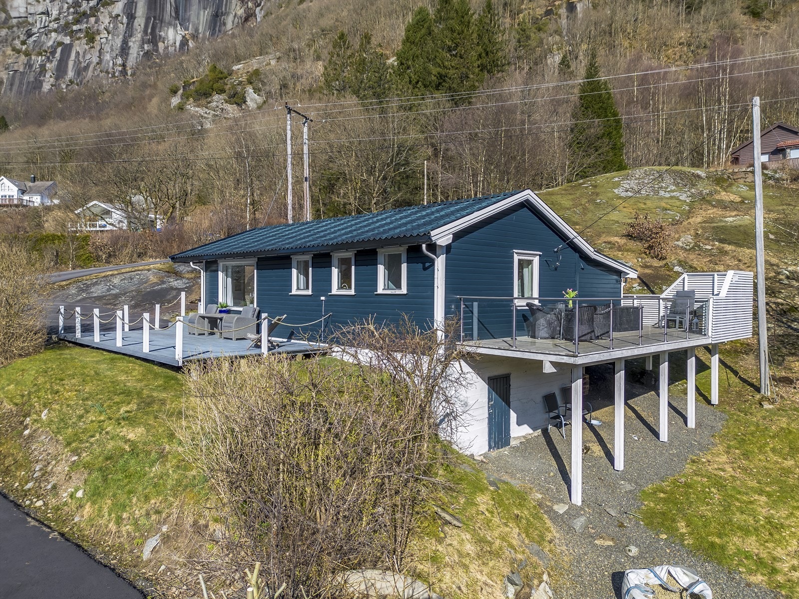 Eiendomsmegler MNEF Anita Cecilie Gabrielsen ønsker velkommen til Litlandsveien 39! Galleribilde