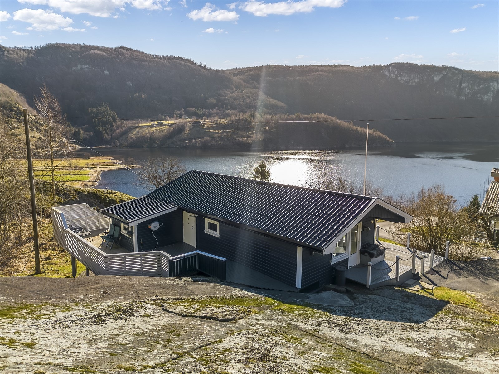 Utsikt fra baksiden av hytta. Galleribilde