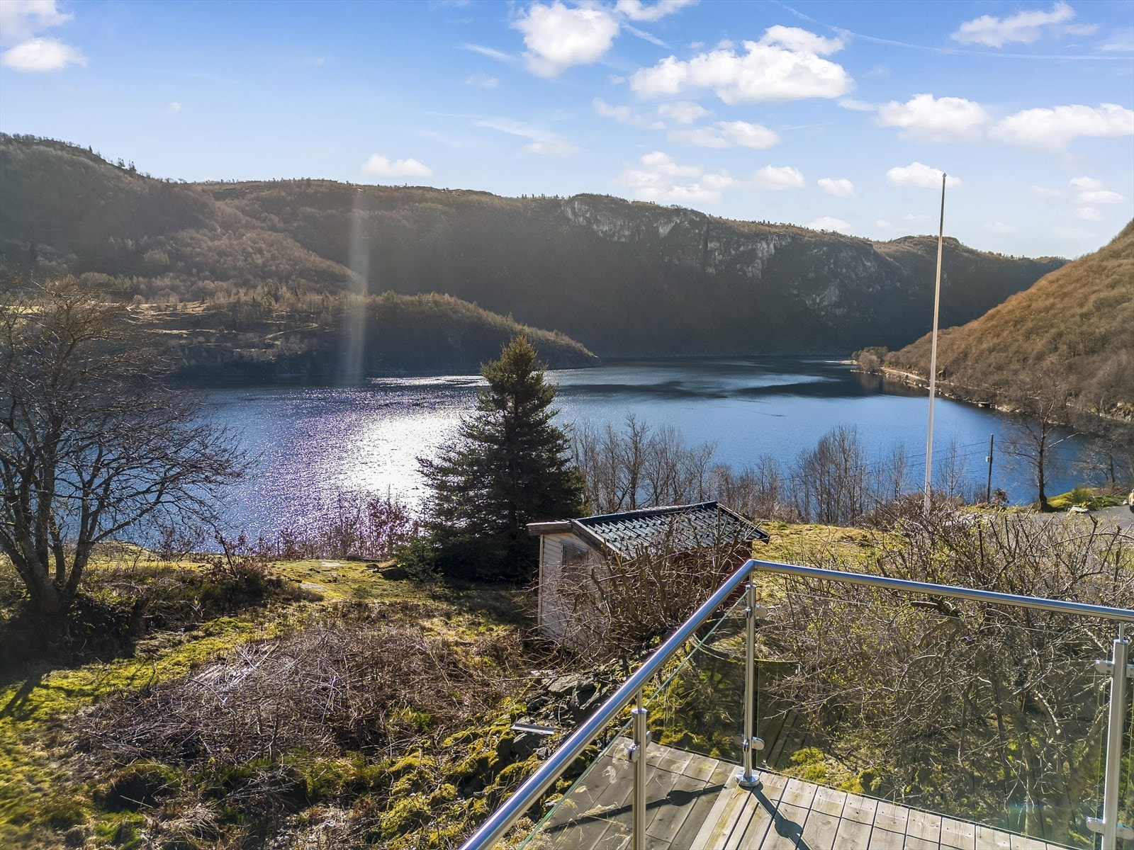 Flott utsikt mot Drangsfjorden. Eiendommen ligger lunt til med meget gode solforhold. Galleribilde