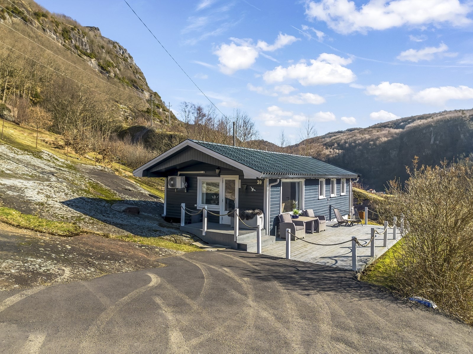 Asfaltert parkering ved hytta. Galleribilde