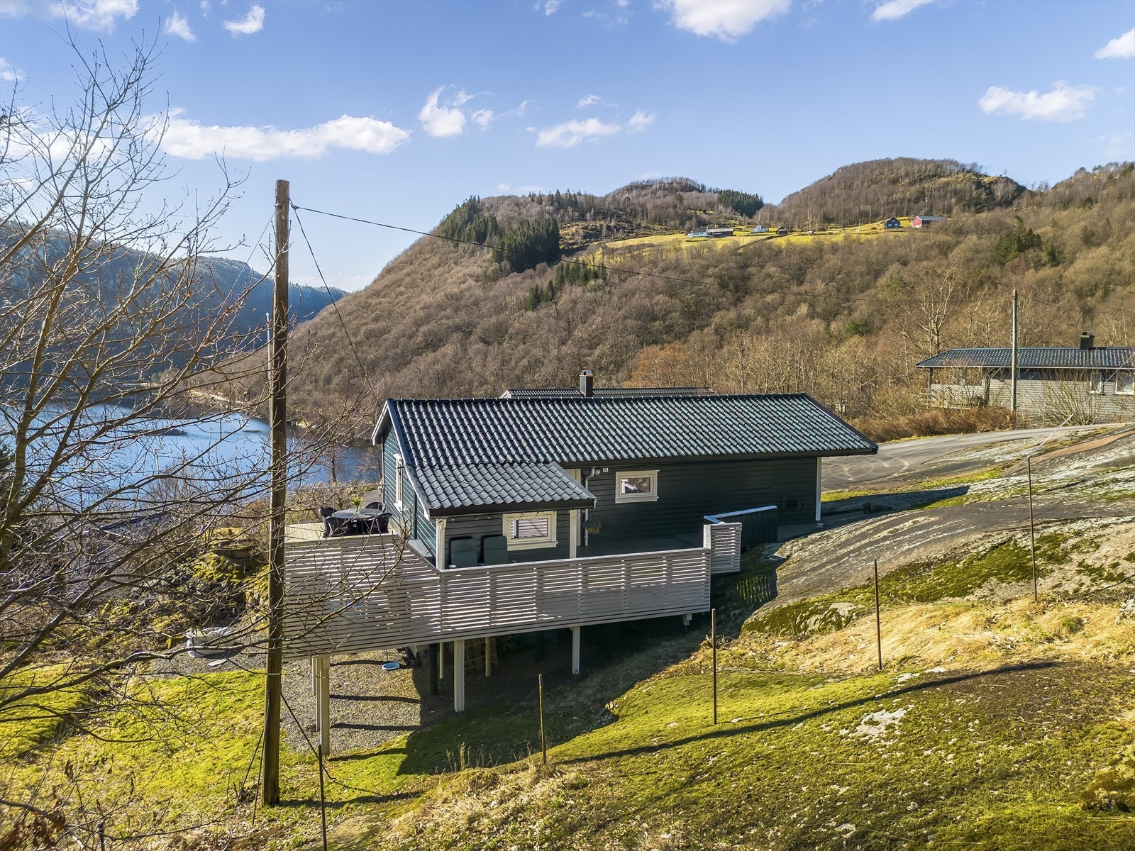Eiendommen grenser mot svaberg, plenlagt område og friområde. Galleribilde