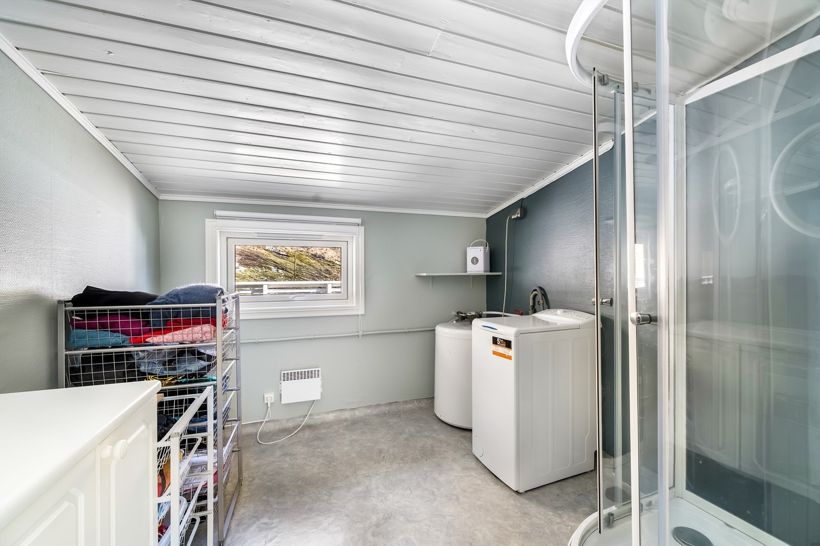 Praktisk baderom med opplegg til vaskemaskin og plass til dusj. Galleribilde