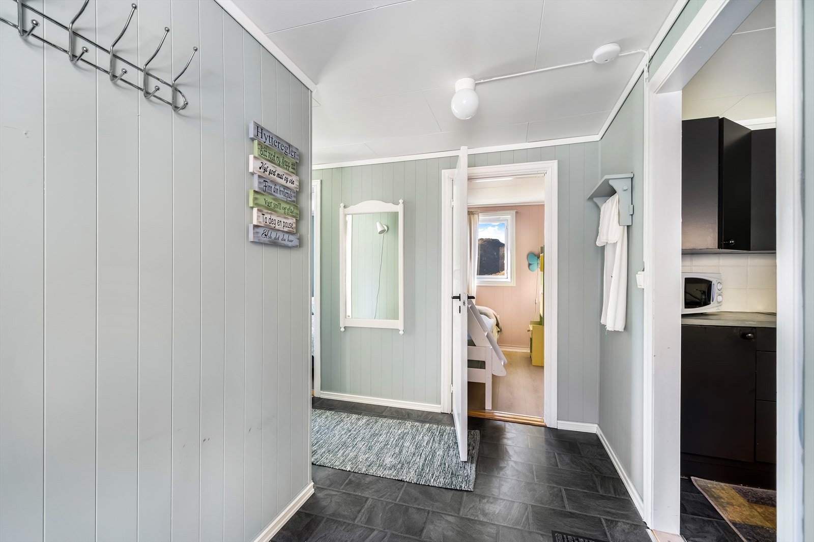 Mellomgang fører inn til soverommene og badet, samt kjøkkenet. Galleribilde