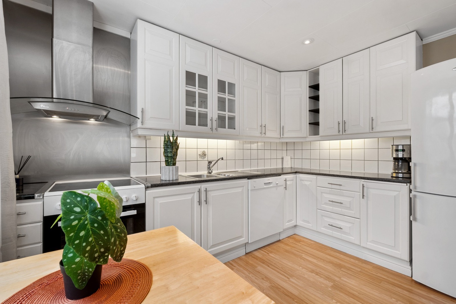 Godt med benk- og skap plass. Oppvaskmaskin følger salget. Galleribilde