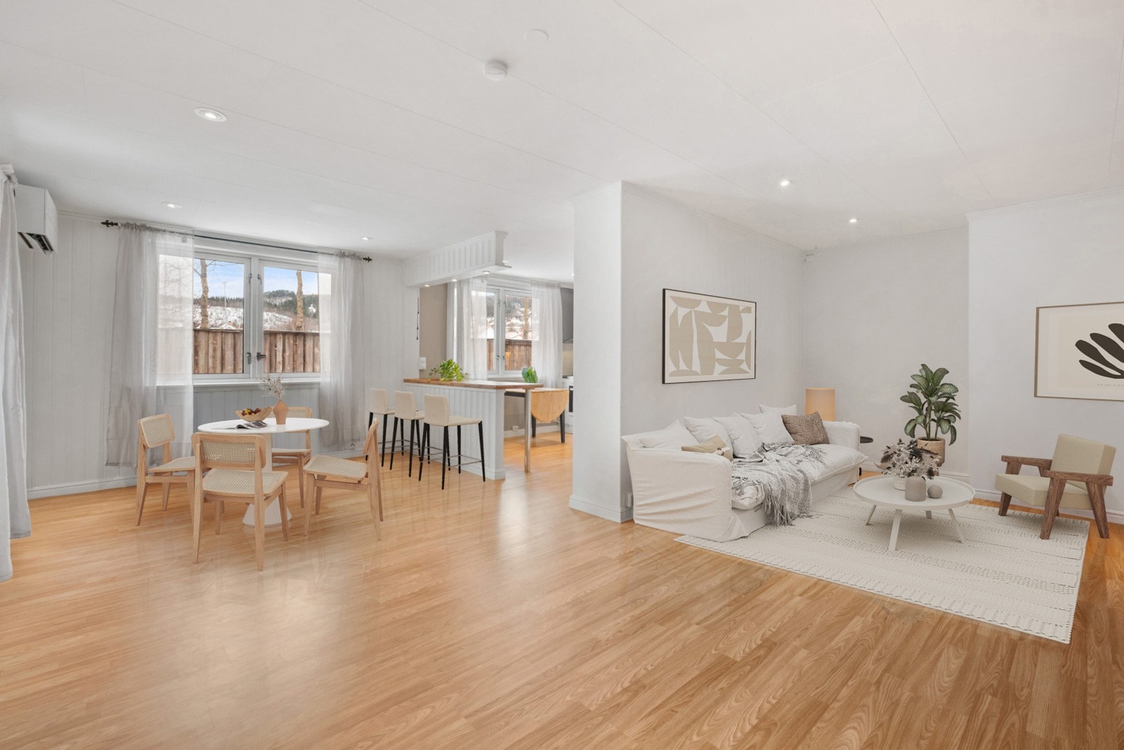 Lys og behagelig stue med delvis åpen løsning Galleribilde