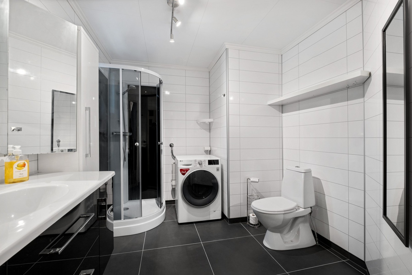 Elegant og stilrent bad i sort og hvitt. Ble fornyet i 2014. Galleribilde