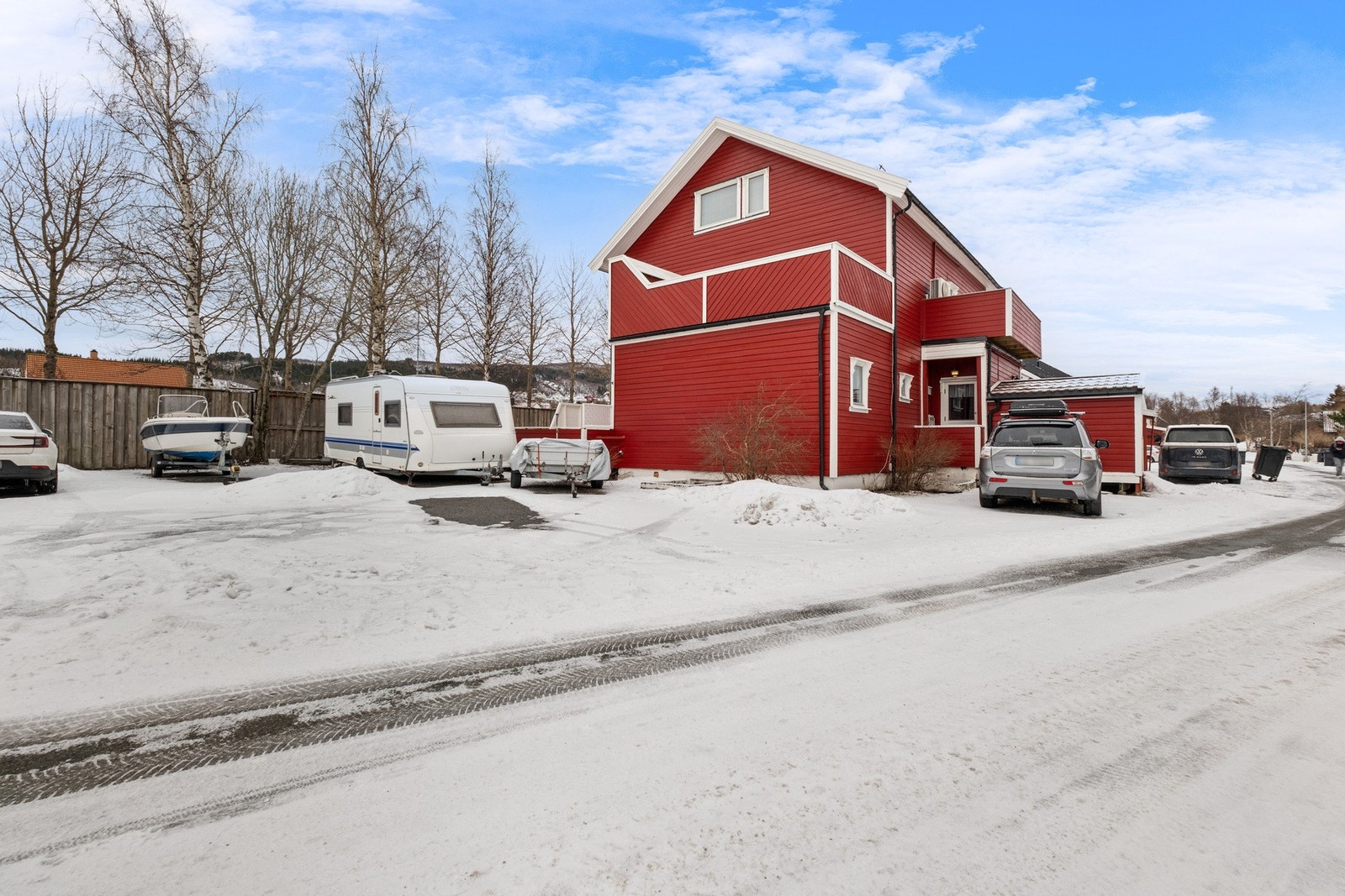 Boligen ligger i en blindvei som sørger for minimalt med gjennomgangstrafikk. Galleribilde