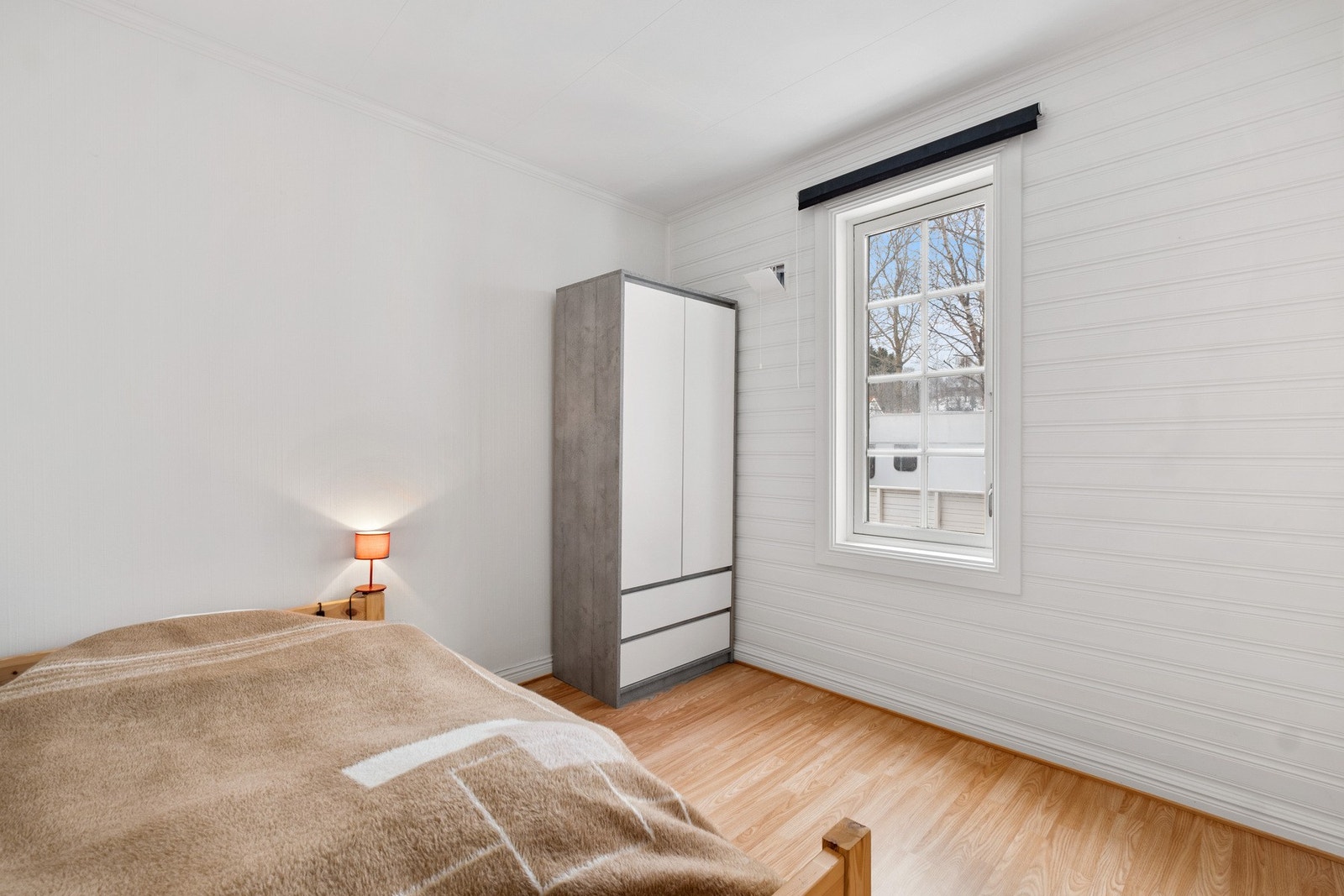 Soverom 1 - God plass til garderobeskap eller annet ønskelig møblement Galleribilde