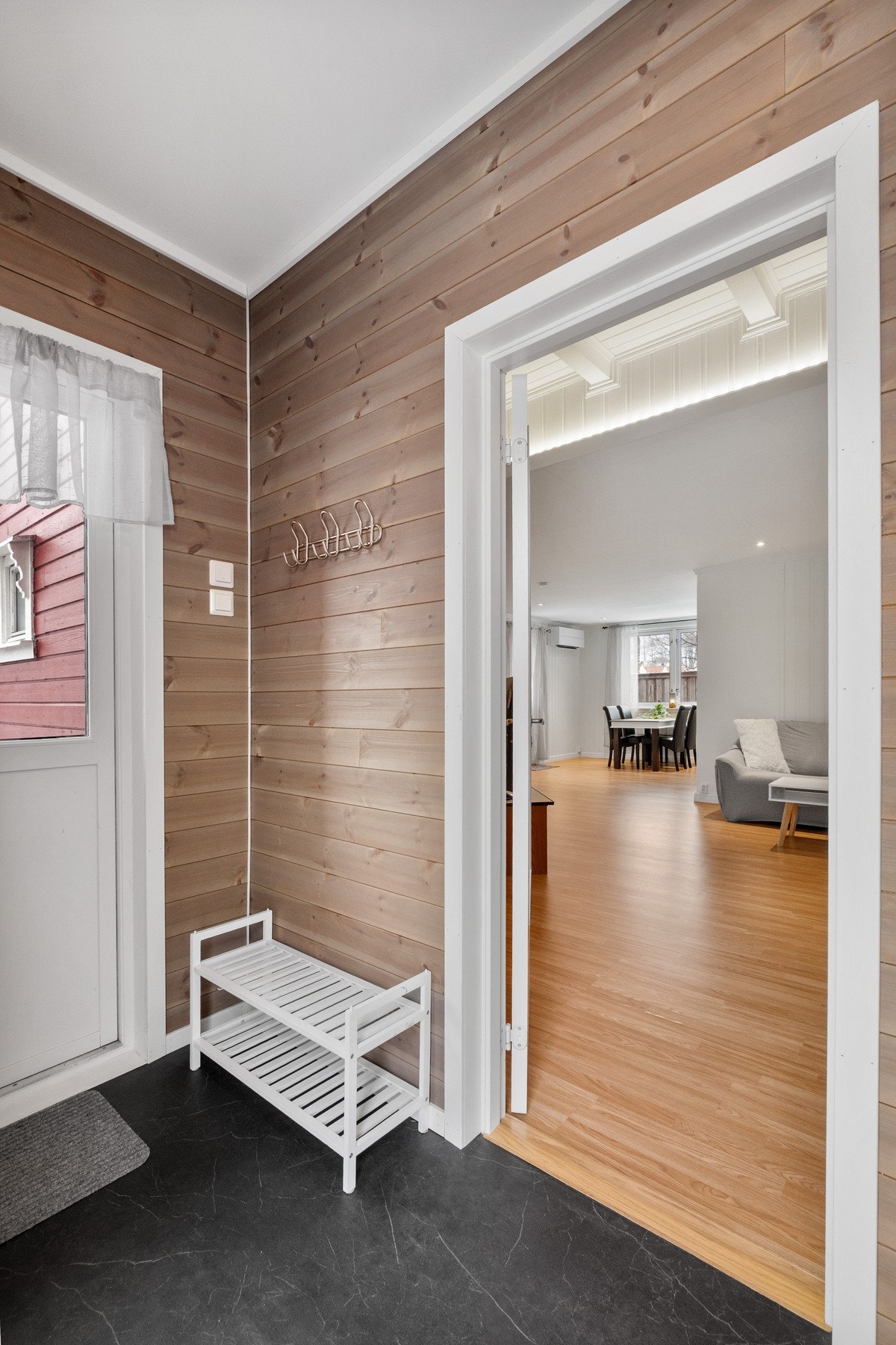 Lys og innbydende entré med plass til sko og yttertøy. Galleribilde
