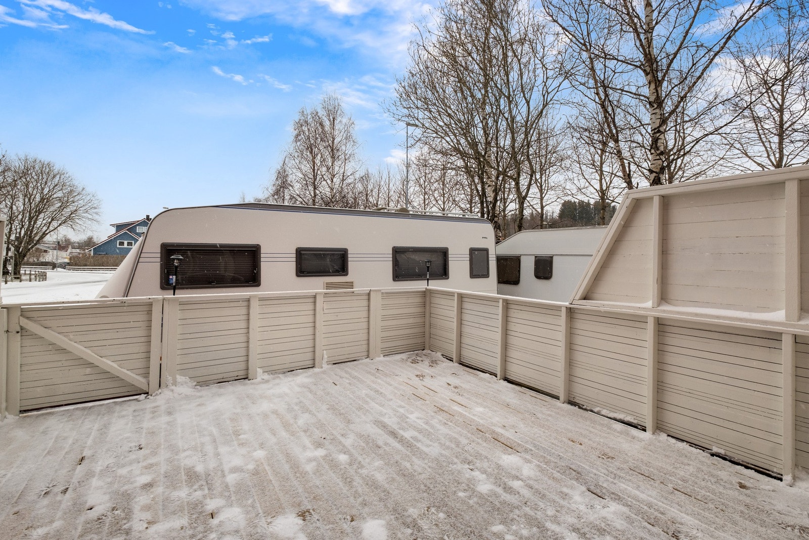 Praktisk tilgang til terrassen fra stuen, vender mot nord/vest og byr på gode solforhold. Galleribilde