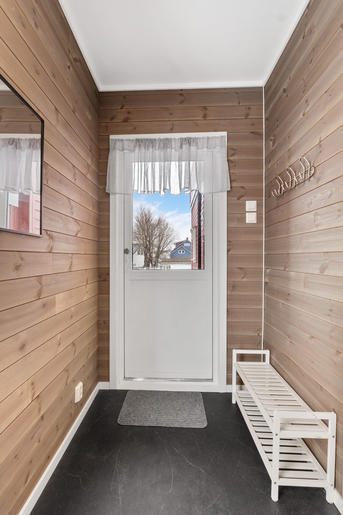 Tilgang til en liten vestvendt balkong fra entré.
Entréen ble bygd i 2022 Galleribilde