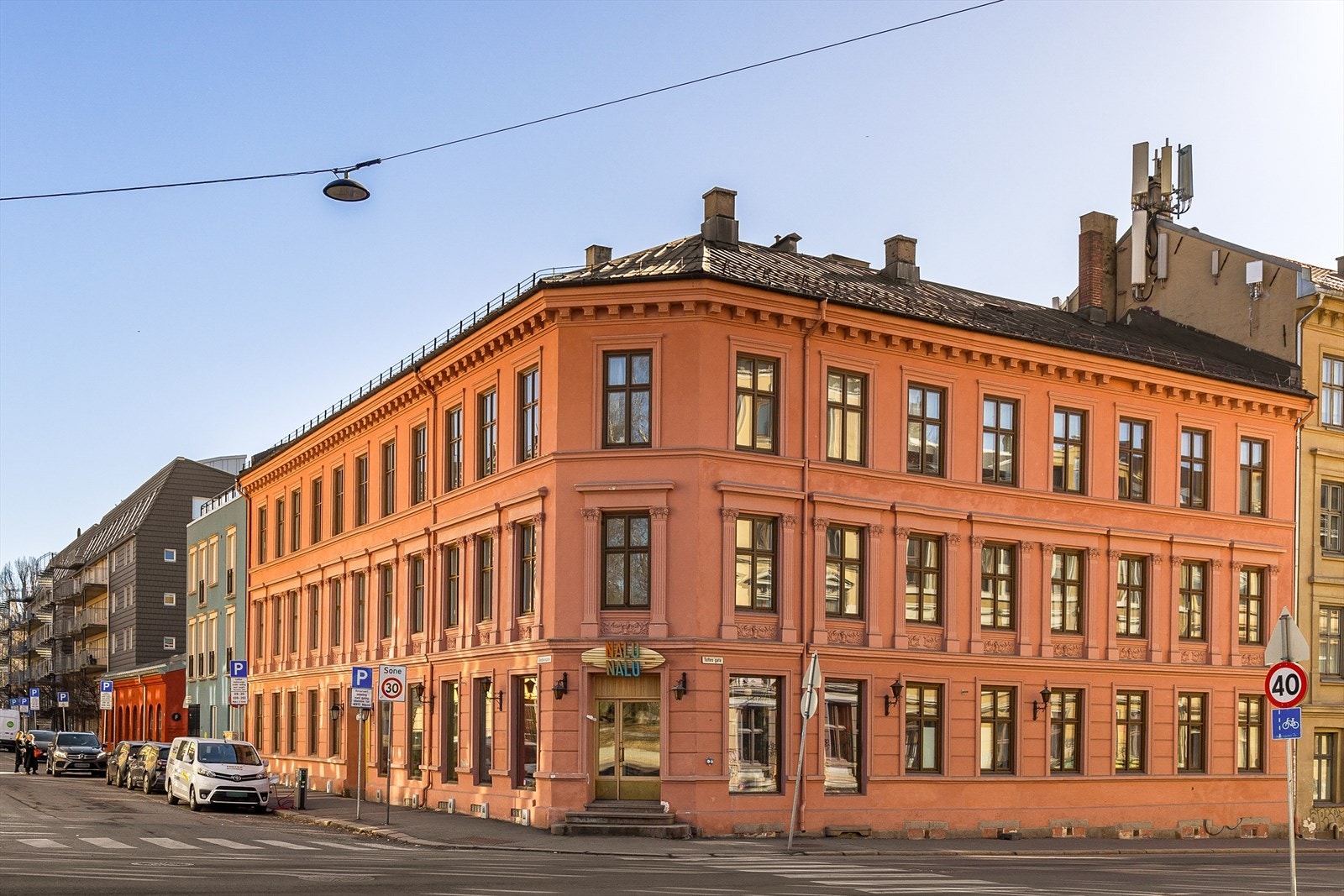I Seilduksgata bor du midt i hjertet av Grünerløkka med et yrende folkeliv, butikker, et rikt kulturliv og alle byens fasiliteter i umiddelbar nærhet. Boligen ligger på en av Grünerløkkas mest etterspurte beliggenheter. Galleribilde