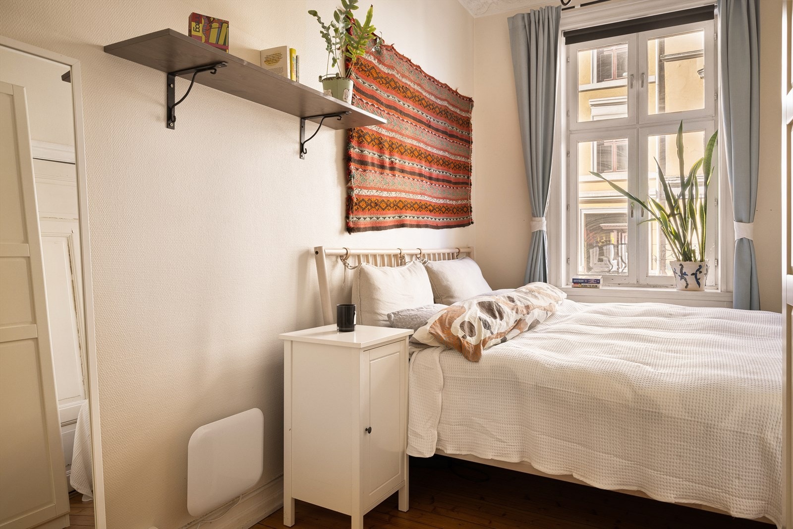 Soverommet er av god størrelse med plass til å innrede med en stor seng og tilhørende nattbord. Galleribilde