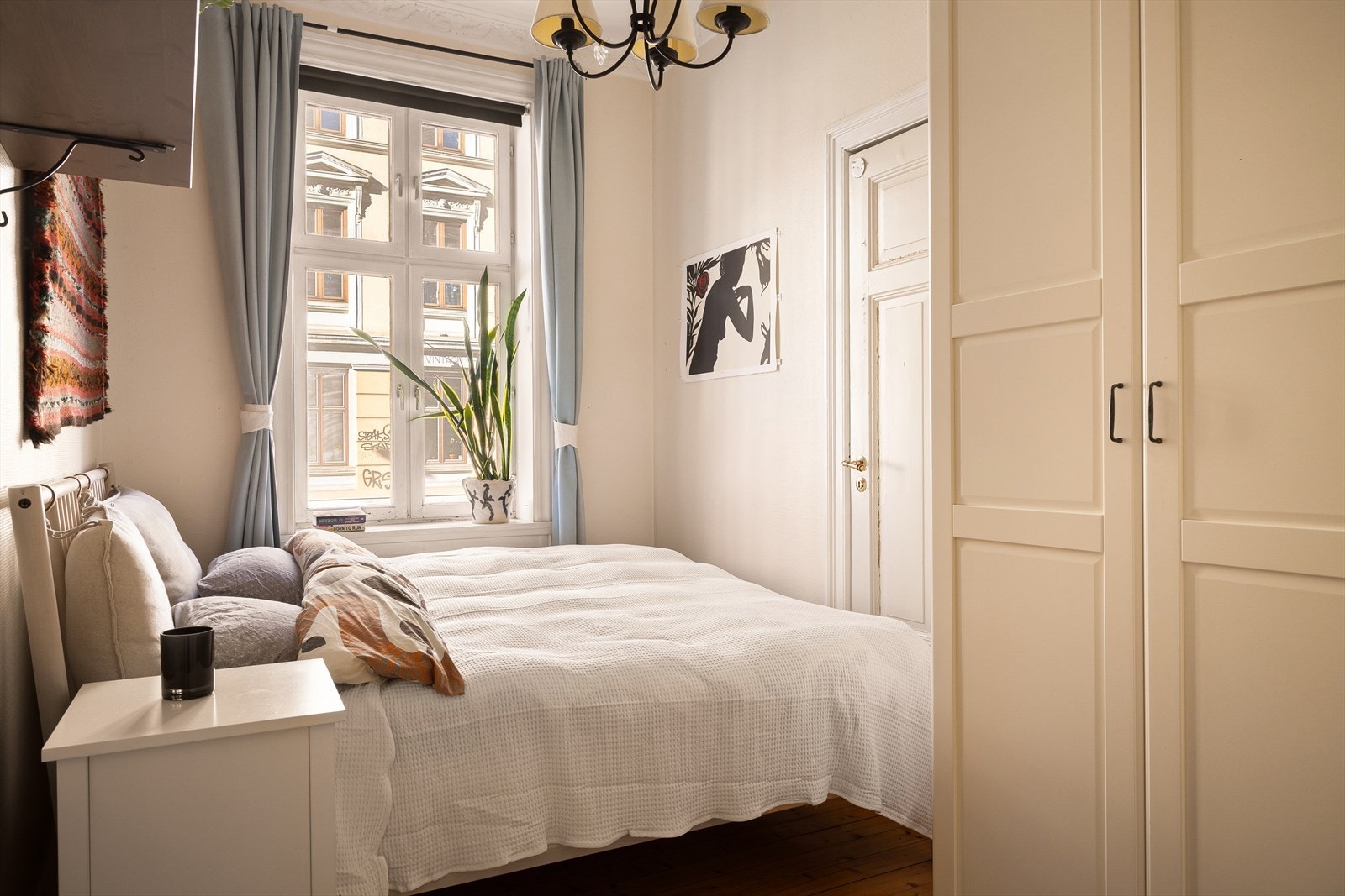 Her står det en stor garderobeinnredning med hvite profilerte skapfronter. Galleribilde