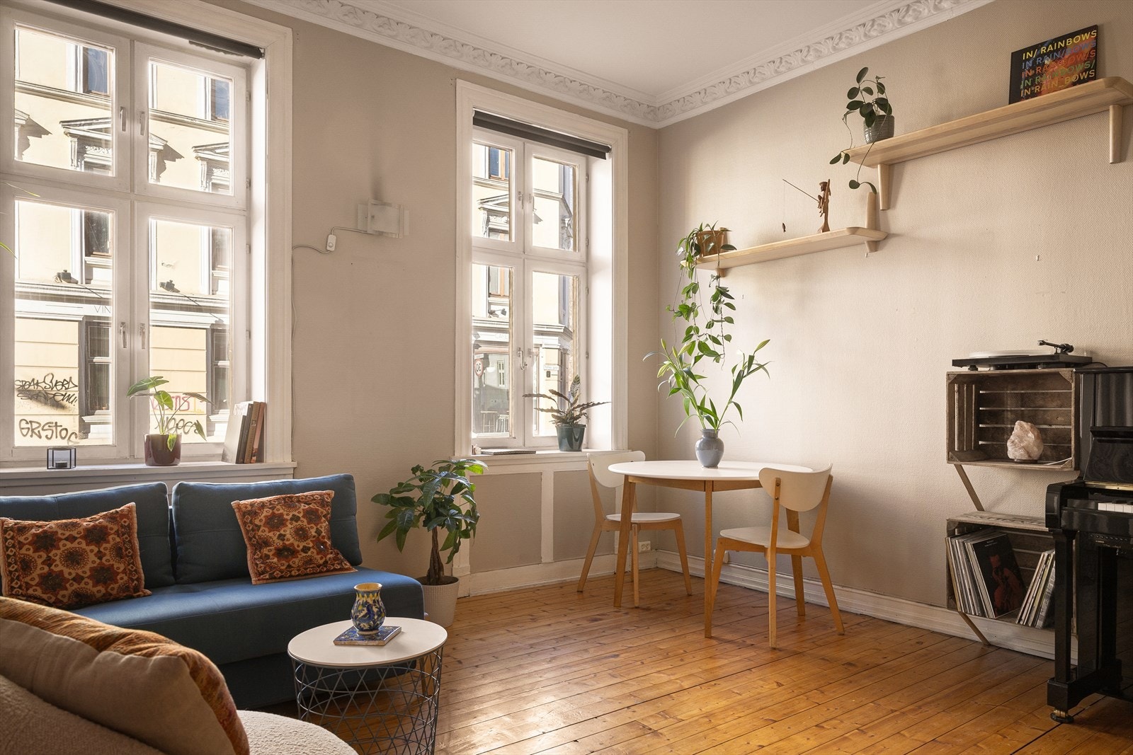 Stuen er romslig og har klassiske detaljer som store vinduer, originalt tregulv, stukkatur og takhøyde på over 3 meter - Her vil du garantert trives! Galleribilde