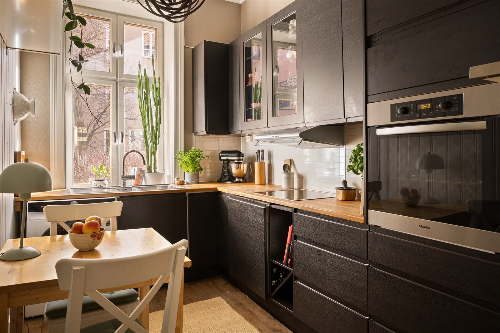 På kjøkkenet er det plass til en liten spisegruppe. Galleribilde